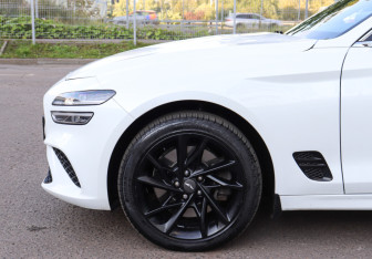 Подержанный автомобиль Genesis G70 2022 года (8 фото)