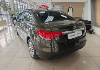 Подержанный автомобиль Citroen C4 Sedan 2013 года (7 фото)