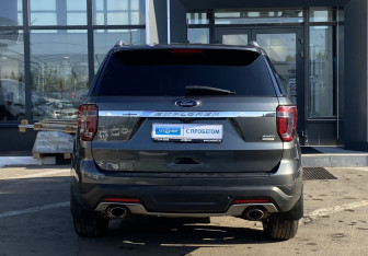 Подержанный автомобиль Ford Explorer 2018 года (6 фото)