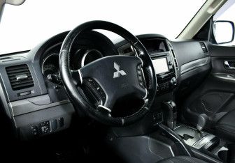 Подержанный автомобиль Mitsubishi Pajero 2014 года (8 фото)