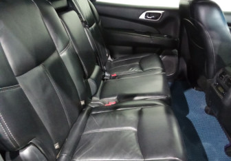 Подержанный автомобиль Nissan Pathfinder 2015 года (10 фото)