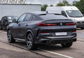 Подержанный автомобиль BMW X6 2020 года (7 фото)