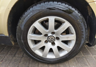 Подержанный автомобиль Volkswagen Passat Sedan 2002 года (13 фото)