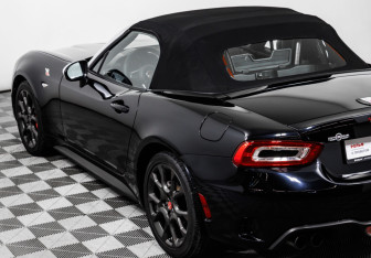 Подержанный автомобиль Fiat 124 Spider 2017 года (22 фото)