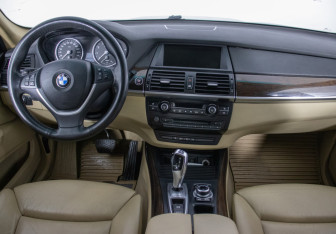 Подержанный автомобиль BMW X5 2010 года (13 фото)