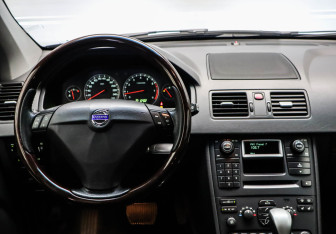 Подержанный автомобиль Volvo XC90 2006 года (8 фото)