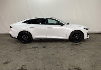 Подержанный автомобиль Changan UNI-V 2023 года (7 фото)