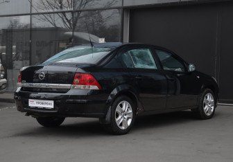 Подержанный автомобиль Opel Astra Sedan 2014 года (5 фото)