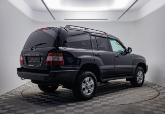 Подержанный автомобиль Toyota Land Cruiser Suv 2006 года (5 фото)