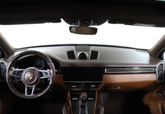 Подержанный автомобиль Porsche Cayenne 2021 года (12 фото)