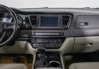 Подержанный автомобиль Kia Carnival 2018 года (14 фото)