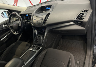 Подержанный автомобиль Ford Kuga 2017 года (10 фото)