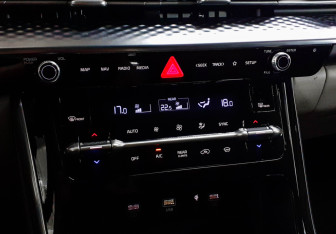 Подержанный автомобиль Kia Carnival 2022 года (17 фото)
