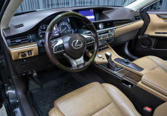 Подержанный автомобиль Lexus ES 2018 года (15 фото)