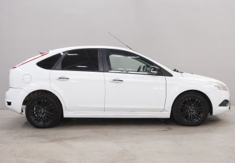 Подержанный автомобиль Ford Focus Hatchback 2010 года (4 фото)
