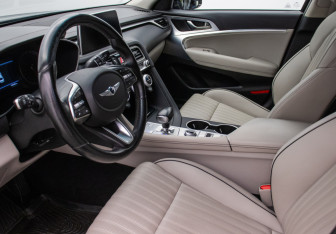 Подержанный автомобиль Genesis G70 2020 года (10 фото)