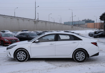 Подержанный автомобиль Hyundai Elantra Sedan 2022 года (8 фото)