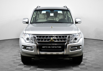 Подержанный автомобиль Mitsubishi Pajero 2015 года (2 фото)