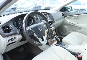 Подержанный автомобиль Volvo V40 Hatchback 2014 года (13 фото)