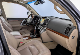 Подержанный автомобиль Toyota Land Cruiser Suv 2013 года (11 фото)