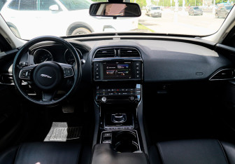 Подержанный автомобиль Jaguar XE 2016 года (9 фото)