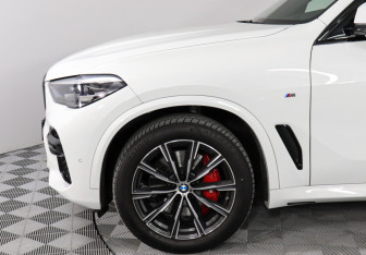 Подержанный автомобиль BMW X5 2022 года (8 фото)