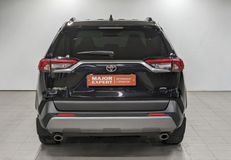 Подержанный автомобиль Toyota RAV4 2021 года (6 фото)