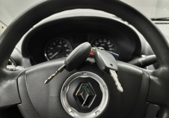 Подержанный автомобиль Renault Logan Sedan 2014 года (15 фото)