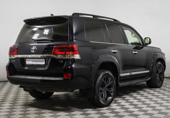 Подержанный автомобиль Toyota Land Cruiser Suv 2015 года (5 фото)