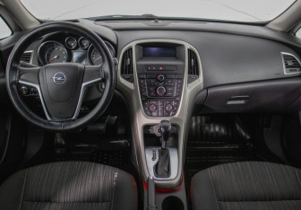 Подержанный автомобиль Opel Astra Wagon 2012 года (13 фото)