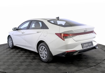 Подержанный автомобиль Hyundai Elantra Sedan 2021 года (7 фото)