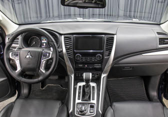 Подержанный автомобиль Mitsubishi Pajero Sport 2020 года (14 фото)