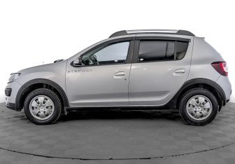 Подержанный автомобиль Renault Sandero 2018 года (8 фото)