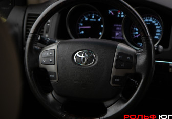 Подержанный автомобиль Toyota Land Cruiser Suv 2010 года (13 фото)