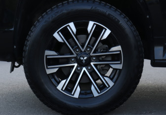 Подержанный автомобиль Mitsubishi Montero Sport 2023 года (20 фото)