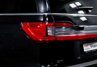 Подержанный автомобиль Lincoln Navigator 2021 года (17 фото)