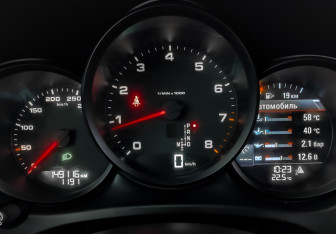 Подержанный автомобиль Porsche Macan 2016 года (13 фото)