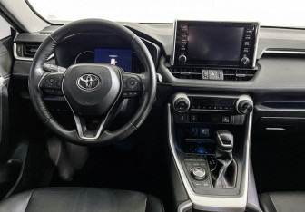 Подержанный автомобиль Toyota RAV4 2021 года (12 фото)