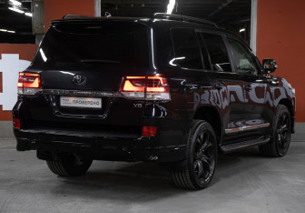 Подержанный автомобиль Toyota Land Cruiser Suv 2016 года (5 фото)