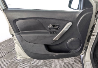 Подержанный автомобиль Renault Sandero 2016 года (19 фото)