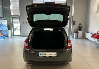 Подержанный автомобиль Citroen C4 Hatchback 2012 года (9 фото)