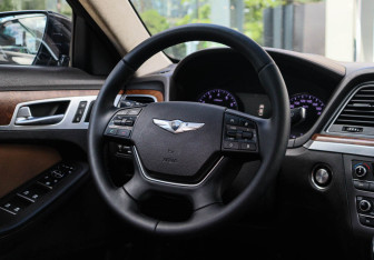 Подержанный автомобиль Hyundai Genesis 2015 года (13 фото)