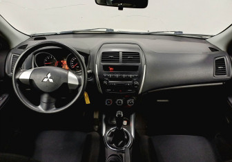 Подержанный автомобиль Mitsubishi ASX 2012 года (11 фото)