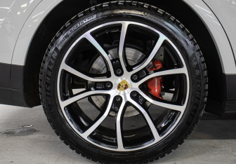 Подержанный автомобиль Porsche Cayenne 2021 года (30 фото)