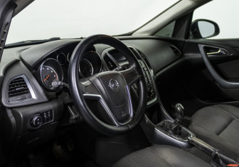 Подержанный автомобиль Opel Astra Sedan 2013 года (10 фото)