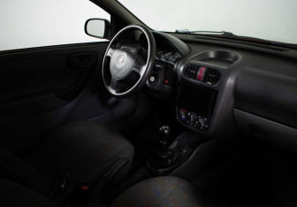 Подержанный автомобиль Opel Corsa 2001 года (9 фото)