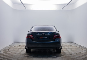 Подержанный автомобиль Toyota Camry Sedan 2010 года (6 фото)