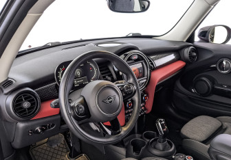 Подержанный автомобиль MINI Hatch 2020 года (15 фото)