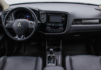 Подержанный автомобиль Mitsubishi Outlander 2016 года (13 фото)