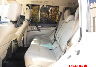 Подержанный автомобиль Mitsubishi Pajero 2019 года (17 фото)